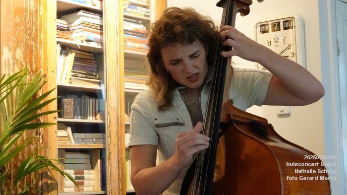 DSC00809- huiskamerconcert Vught - Nathalie Schaap zang bas gitaren - 6julii2025 -  foto GerardMontE web