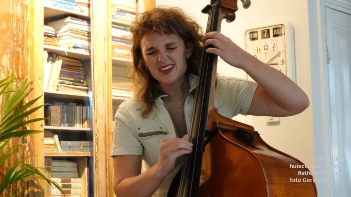 DSC00812- huiskamerconcert Vught - Nathalie Schaap zang bas gitaren - 6julii2025 -  foto GerardMontE web