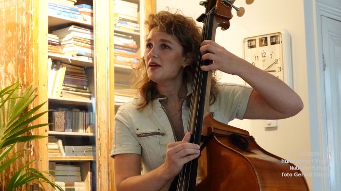 DSC00815- huiskamerconcert Vught - Nathalie Schaap zang bas gitaren - 6julii2025 -  foto GerardMontE web