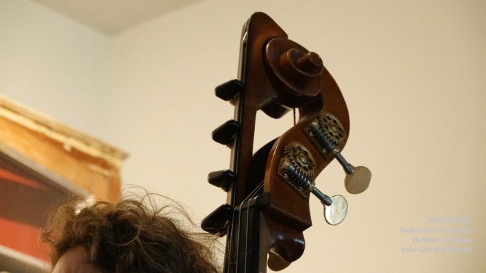 DSC00818- huiskamerconcert Vught - Nathalie Schaap zang bas gitaren - 6julii2025 -  foto GerardMontE web