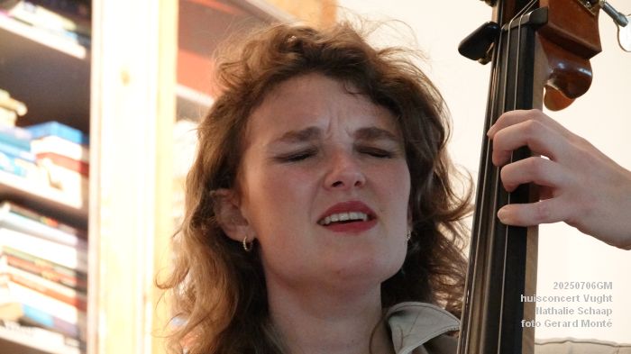 DSC00819- huiskamerconcert Vught - Nathalie Schaap zang bas gitaren - 6julii2025 -  foto GerardMontE web