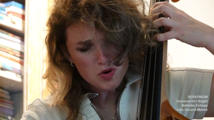 DSC00820- huiskamerconcert Vught - Nathalie Schaap zang bas gitaren - 6julii2025 -  foto GerardMontE web