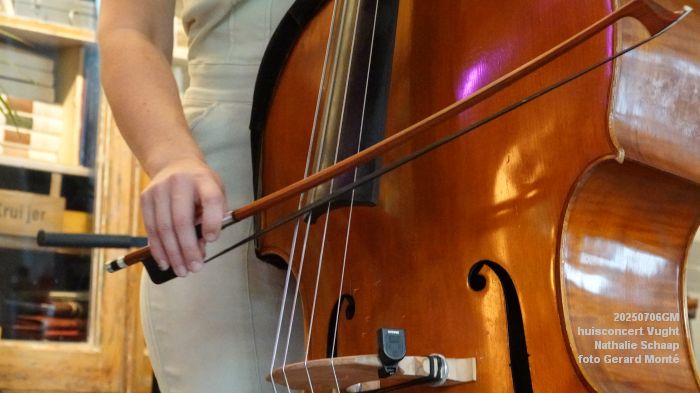 DSC00822- huiskamerconcert Vught - Nathalie Schaap zang bas gitaren - 6julii2025 -  foto GerardMontE web