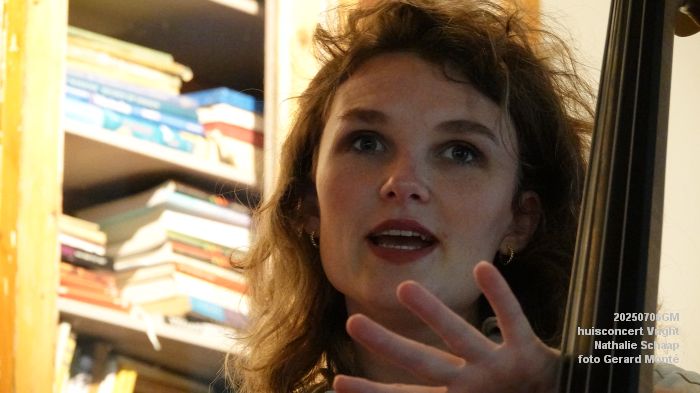 DSC00825- huiskamerconcert Vught - Nathalie Schaap zang bas gitaren - 6julii2025 -  foto GerardMontE web
