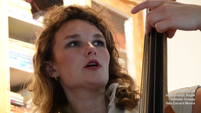 DSC00826- huiskamerconcert Vught - Nathalie Schaap zang bas gitaren - 6julii2025 -  foto GerardMontE web