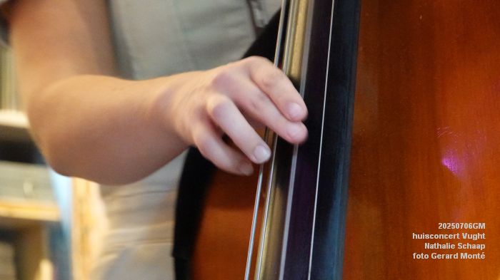 DSC00831- huiskamerconcert Vught - Nathalie Schaap zang bas gitaren - 6julii2025 -  foto GerardMontE web