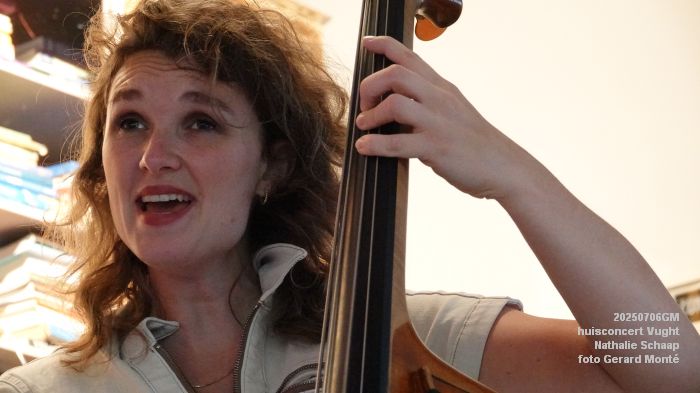 DSC00833- huiskamerconcert Vught - Nathalie Schaap zang bas gitaren - 6julii2025 -  foto GerardMontE web