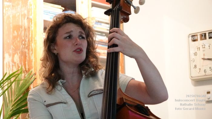 DSC00835- huiskamerconcert Vught - Nathalie Schaap zang bas gitaren - 6julii2025 -  foto GerardMontE web