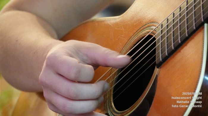DSC00844- huiskamerconcert Vught - Nathalie Schaap zang bas gitaren - 6julii2025 -  foto GerardMontE web