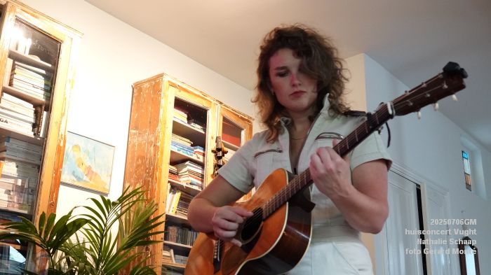 DSC00846- huiskamerconcert Vught - Nathalie Schaap zang bas gitaren - 6julii2025 -  foto GerardMontE web