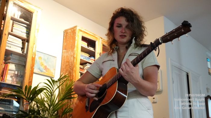 DSC00849- huiskamerconcert Vught - Nathalie Schaap zang bas gitaren - 6julii2025 -  foto GerardMontE web