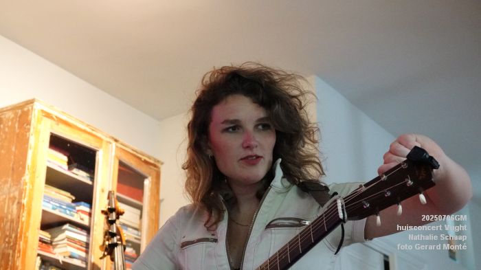 DSC00851- huiskamerconcert Vught - Nathalie Schaap zang bas gitaren - 6julii2025 -  foto GerardMontE web