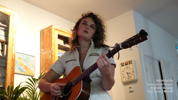 DSC00854- huiskamerconcert Vught - Nathalie Schaap zang bas gitaren - 6julii2025 -  foto GerardMontE web