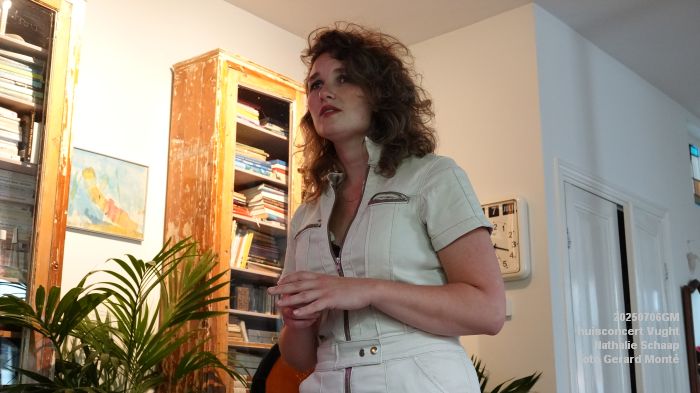 DSC00855- huiskamerconcert Vught - Nathalie Schaap zang bas gitaren - 6julii2025 -  foto GerardMontE web