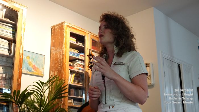 DSC00857- huiskamerconcert Vught - Nathalie Schaap zang bas gitaren - 6julii2025 -  foto GerardMontE web