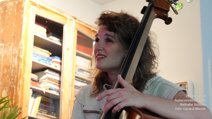 DSC00858- huiskamerconcert Vught - Nathalie Schaap zang bas gitaren - 6julii2025 -  foto GerardMontE web