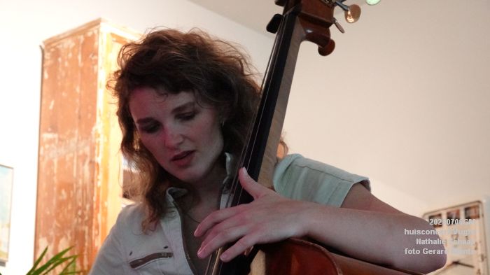 DSC00859- huiskamerconcert Vught - Nathalie Schaap zang bas gitaren - 6julii2025 -  foto GerardMontE web