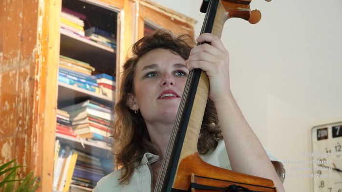 DSC00861- huiskamerconcert Vught - Nathalie Schaap zang bas gitaren - 6julii2025 -  foto GerardMontE web