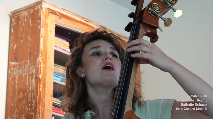 DSC00863- huiskamerconcert Vught - Nathalie Schaap zang bas gitaren - 6julii2025 -  foto GerardMontE web