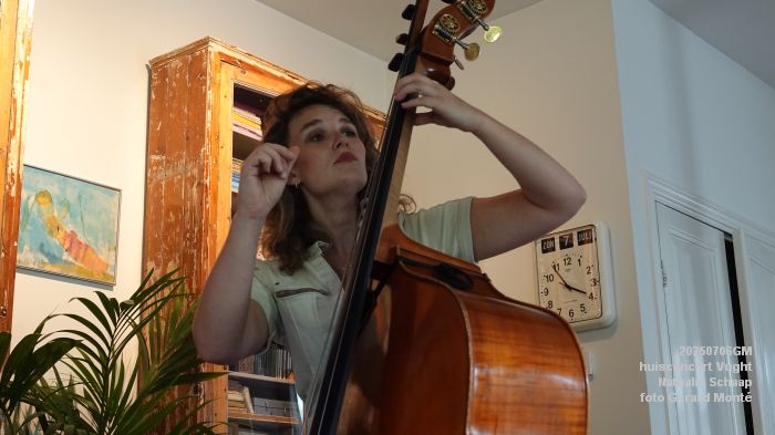 DSC00865- huiskamerconcert Vught - Nathalie Schaap zang bas gitaren - 6julii2025 -  foto GerardMontE web