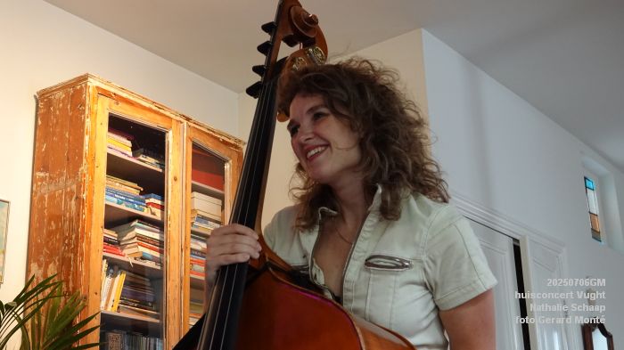 DSC00868- huiskamerconcert Vught - Nathalie Schaap zang bas gitaren - 6julii2025 -  foto GerardMontE web