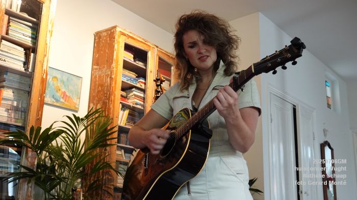 DSC00869- huiskamerconcert Vught - Nathalie Schaap zang bas gitaren - 6julii2025 -  foto GerardMontE web