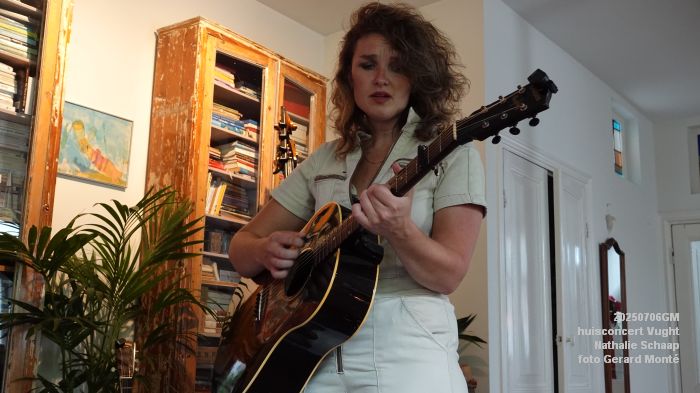 DSC00873- huiskamerconcert Vught - Nathalie Schaap zang bas gitaren - 6julii2025 -  foto GerardMontE web