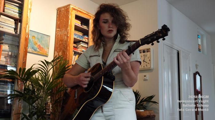 DSC00874- huiskamerconcert Vught - Nathalie Schaap zang bas gitaren - 6julii2025 -  foto GerardMontE web
