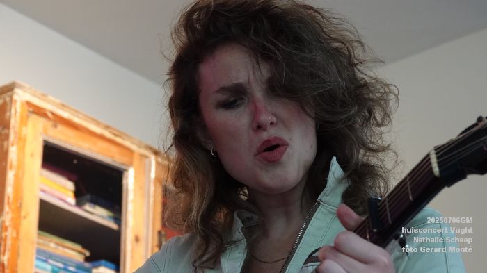 DSC00876- huiskamerconcert Vught - Nathalie Schaap zang bas gitaren - 6julii2025 -  foto GerardMontE web