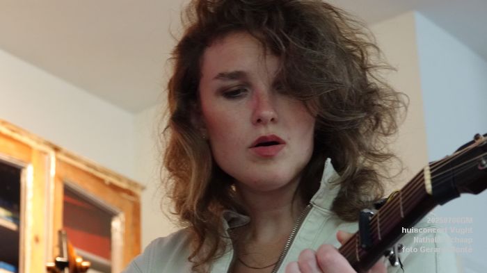 DSC00878- huiskamerconcert Vught - Nathalie Schaap zang bas gitaren - 6julii2025 -  foto GerardMontE web