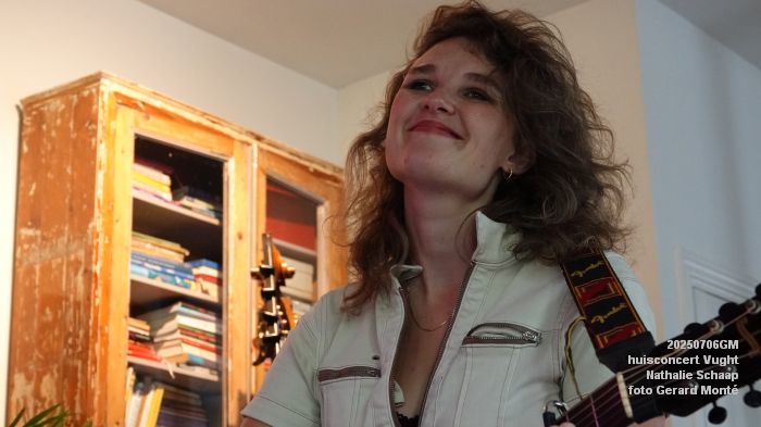 DSC00884- huiskamerconcert Vught - Nathalie Schaap zang bas gitaren - 6julii2025 -  foto GerardMontE web