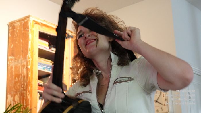 DSC00885- huiskamerconcert Vught - Nathalie Schaap zang bas gitaren - 6julii2025 -  foto GerardMontE web