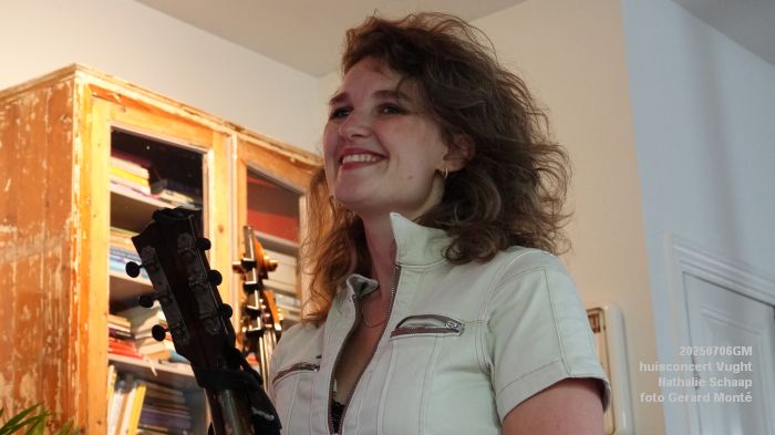DSC00887- huiskamerconcert Vught - Nathalie Schaap zang bas gitaren - 6julii2025 -  foto GerardMontE web