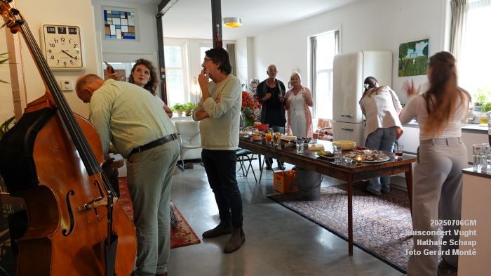 DSC00889- huiskamerconcert Vught - Nathalie Schaap zang bas gitaren - 6julii2025 -  foto GerardMontE web