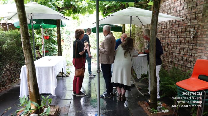 DSC00890- huiskamerconcert Vught - Nathalie Schaap zang bas gitaren - 6julii2025 -  foto GerardMontE web