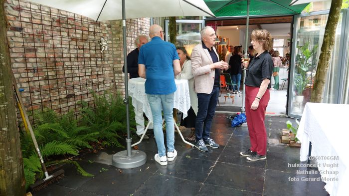 DSC00891- huiskamerconcert Vught - Nathalie Schaap zang bas gitaren - 6julii2025 -  foto GerardMontE web