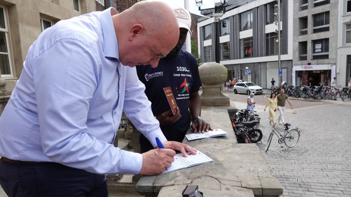 DSC01441- Ik loop voor hoop - Stephen Brug - stadhuis Den Bosch - 19julii2025 -  foto Gerard MontE