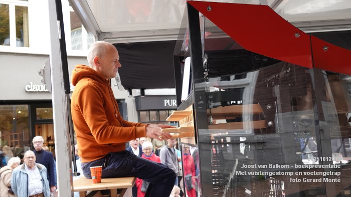 DSC08502- Joost van Balkom - boekpresentatie - Met vuistengestomp en voetengetrap - 12okt2025 -  foto GerardMontE