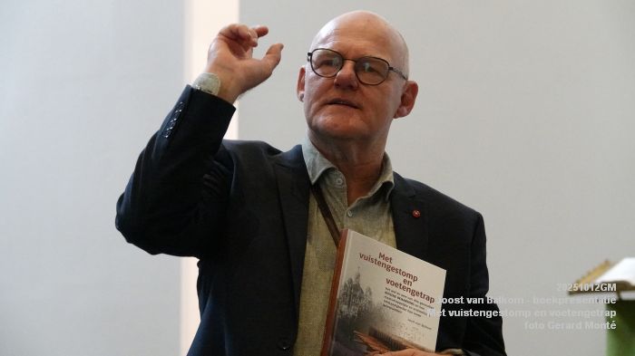 DSC08532- Joost van Balkom - boekpresentatie - Met vuistengestomp en voetengetrap - 12okt2025 -  foto GerardMontE
