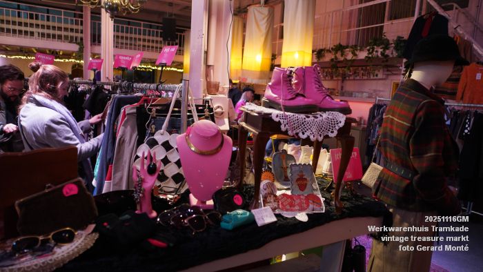 DSC07643- Werkwarenhuis Tramkade - vintage treasure markt - 16nov2025 -  foto GerardMontE