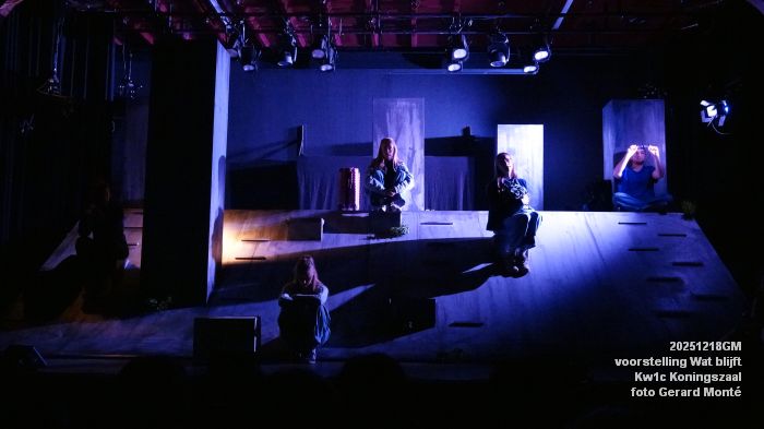 DSC07016- Kw1c voorstelling Wat blijft - De Compagnie Koningszaal - 18dec2025 -  foto GerardMontE