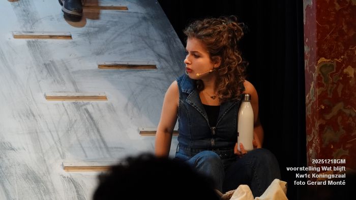 DSC07036- Kw1c voorstelling Wat blijft - De Compagnie Koningszaal - 18dec2025 -  foto GerardMontE