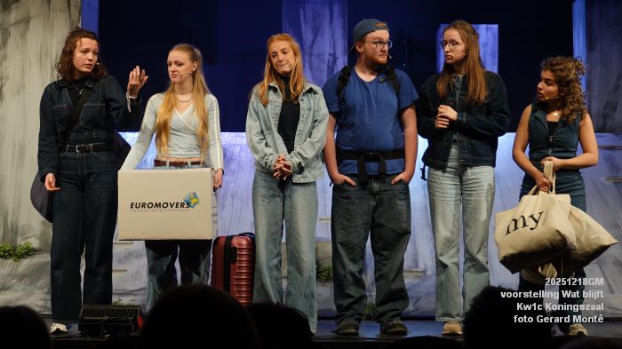 DSC07041- Kw1c voorstelling Wat blijft - De Compagnie Koningszaal - 18dec2025 -  foto GerardMontE