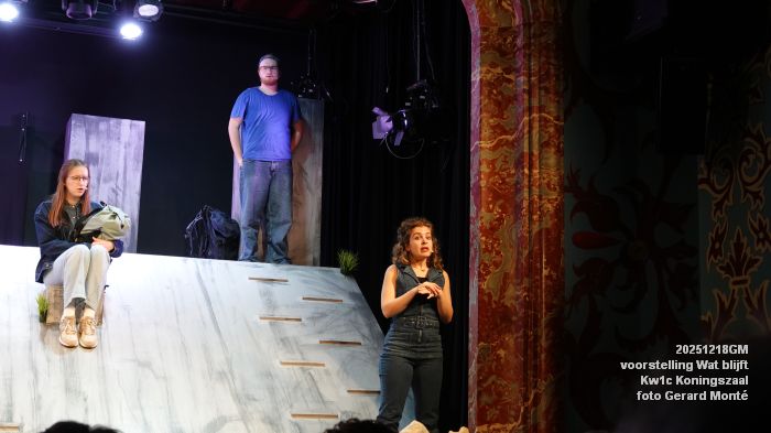 DSC07043- Kw1c voorstelling Wat blijft - De Compagnie Koningszaal - 18dec2025 -  foto GerardMontE