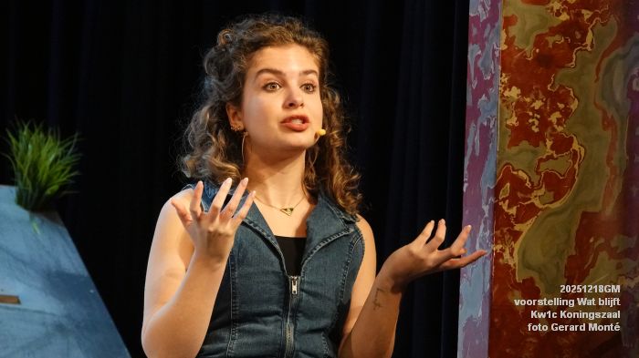 DSC07045- Kw1c voorstelling Wat blijft - De Compagnie Koningszaal - 18dec2025 -  foto GerardMontE