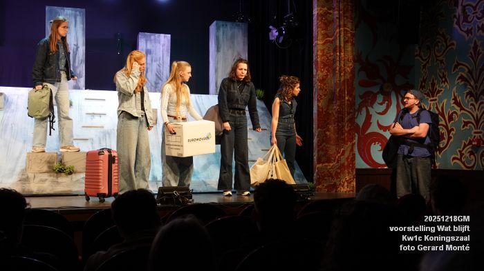 DSC07051- Kw1c voorstelling Wat blijft - De Compagnie Koningszaal - 18dec2025 -  foto GerardMontE