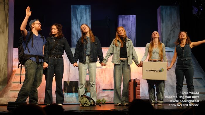 DSC07060- Kw1c voorstelling Wat blijft - De Compagnie Koningszaal - 18dec2025 -  foto GerardMontE