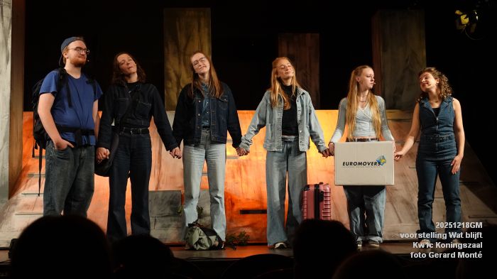 DSC07061- Kw1c voorstelling Wat blijft - De Compagnie Koningszaal - 18dec2025 -  foto GerardMontE