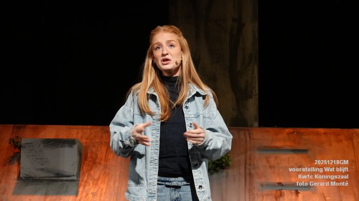 DSC07064- Kw1c voorstelling Wat blijft - De Compagnie Koningszaal - 18dec2025 -  foto GerardMontE