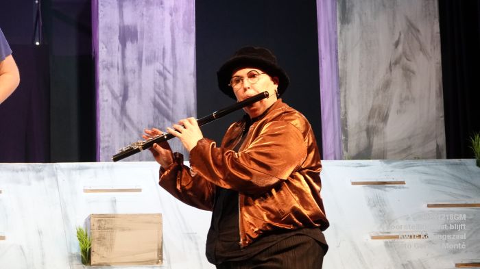 DSC07079- Kw1c voorstelling Wat blijft - De Compagnie Koningszaal - 18dec2025 -  foto GerardMontE